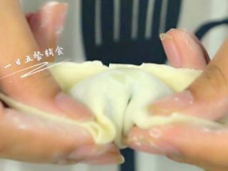 5、宝宝虾肉大馄饨 宝宝辅食，青菜+馄饨皮,左上方和右上方两个角捏紧，元宝馄饨就捏好了。