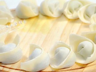 7、宝宝虾肉大馄饨 宝宝辅食，青菜+馄饨皮,接下来吃多少煮多少，其余的在这里就得下冷冻了。