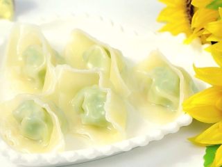 9、宝宝虾肉大馄饨 宝宝辅食，青菜+馄饨皮,皮薄馅大，多多的虾肉，多多的绿叶菜，都是我想宝宝们多吃点的食材。由于大馄饨有点大，煮好后，2岁以下的宝宝将馄饨切成小块，会更容易抓取和吞咽。