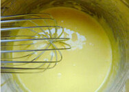 1、草莓卷,蛋黄加入40g白砂糖打发至乳白色