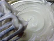 2、草莓卷,蛋白分次加入剩余的30g白砂糖打至干性发泡