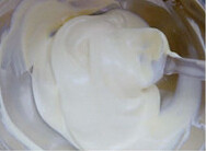 3、草莓卷,将一部分蛋白和蛋黄混合稍稍拌匀，再将剩余蛋白全部混合拌匀