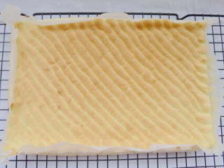 6、草莓卷,送入预热180度的烤箱，上下火，中上层位置烤约10分钟，取出，晾凉