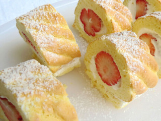 9、草莓卷,取出蛋糕卷切片、撒上糖份