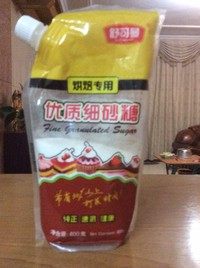 2、牛奶布丁 ,加入糖和柠檬汁（糖最好用细砂糖，因为它比较容易融化，不用静至。如果你用白砂糖的话就要把它静至3、4分钟）