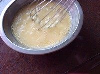 4、牛奶布丁 ,再加入沸腾的牛奶(倒牛奶的时候要慢慢一滴滴的倒 以免把鸡蛋烫熟了）然后用滤网过滤两次