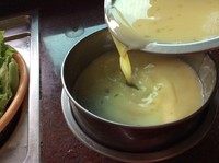 5、牛奶布丁 ,倒入一个容器中，封上保鲜膜，并用牙签在保鲜膜上面扎些小洞，但不要扎太多