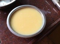 6、牛奶布丁 ,大火烧开一锅热水，水开了之后把布丁放入锅中，中小火隔水蒸15分钟左右