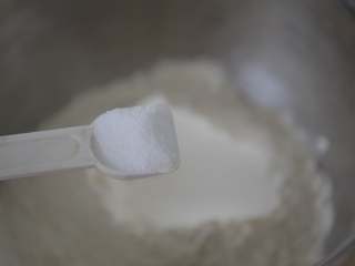 1、家常油饼,300克面粉放入大盆内，加3克盐。