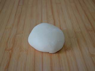 5、家常油饼,饧好的面团放面板上，撒点干面粉，揉搓均匀。此时的面团约480克左右。