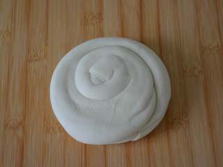 9、家常油饼,十分钟后，摁平。