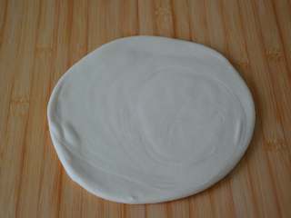 10、家常油饼,擀成圆饼，薄厚看个人的口味，我喜欢薄一些。