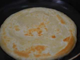 11、家常油饼,一面成型后，轻轻翻面煎另一面。