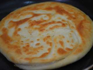 13、家常油饼,煎至两面金黄色即可。