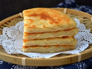 14、家常油饼,可以出锅了，切成小块就可以享用了，趁热吃口感比较好。