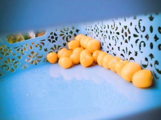 3、萌蜜小黄果的情调@@自制菇娘果酱,首先。我们先把菇娘们的外衣拔下去，然后洗净。听起来，有点污呀。哈哈。