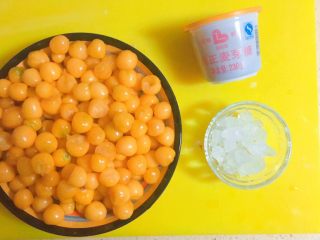 4、萌蜜小黄果的情调@@自制菇娘果酱,因为我扒皮把它们冷藏在冰箱里一个多星期了，所以有些头那里都黑掉了，所以我一个一个的把黑的，用食物剪给剪下去了。以免影响成色，也不健康。这10多斤的菇娘，扒皮就花了我好几个小时，唉，天下妈妈都一样，东西给自己孩子，再多也还是觉得少。准备好麦芽糖，冰糖，我们就开始制作吧！