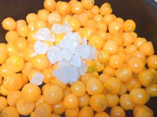 5、萌蜜小黄果的情调@@自制菇娘果酱,首先我们找一个无油干净的不粘锅，先不用开火，把菇娘直接放进去，再放冰糖。我建议不喜欢吃那么甜果酱的，不要放太多的冰糖，本身菇娘就是甜的，别到时候太甜，腻死人了。外面世面上卖的果酱，就是超级甜。我都不喜欢。