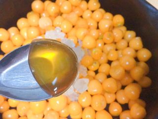 6、萌蜜小黄果的情调@@自制菇娘果酱,然后我们先取半勺的麦芽糖，也放进去。