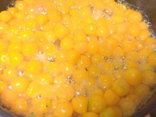 7、萌蜜小黄果的情调@@自制菇娘果酱,开中火，开始慢慢熬。冰糖开始化了，果子也开始软了，一定要小点火，可别给冰糖熬出暗红色，那就等于红烧上色了。呵呵