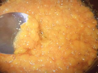 9、萌蜜小黄果的情调@@自制菇娘果酱,这个过程特别需要耐心，因为菇娘是小粒，还是圆的，挺不好捣碎的。大概8到10分钟左右，然后就差不多这样了。我没看时间，不知道时间说得准不准，我们以实际情况为准吧。