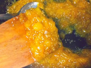 10、萌蜜小黄果的情调@@自制菇娘果酱,我们在汁水快要收干的时候，再加一点麦芽糖，然后再熬一会儿。就更粘稠了，颜色也变得深了一点点呢。有点果酱的样子了吧？这时候我们可以关火了。