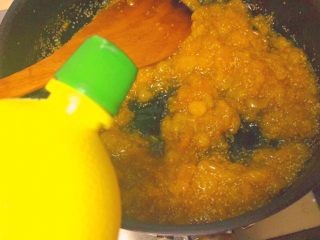 11、萌蜜小黄果的情调@@自制菇娘果酱,然后尝尝有多甜，感觉一下要加多少柠檬汁，可以加新鲜的，也可以加这种烘焙用的浓缩的柠檬汁。我是加了好多滴，因为不喜欢太甜。一边加一边加一边搅拌一边尝。调节到自己喜欢的甜酸度，再开一次火，彻底收一下汁，看见没有多余的水分，就可以出锅了！喜欢再有点其他味道，联系加香草精1g调味。