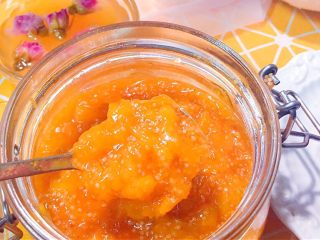 12、萌蜜小黄果的情调@@自制菇娘果酱,把它们装到密封罐子里了，然后等完全冷却了，再把盖子盖上，装入冰箱冷藏，因为水分都被我们熬出来了。所以可以保存更久一些。