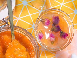 14、萌蜜小黄果的情调@@自制菇娘果酱,我马上用刚出炉的果酱冲了一杯热饮，放进几朵玫瑰花，口感好像柚子茶，味道芳香独特，颜色诱人极了！享受。