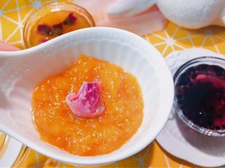 15、萌蜜小黄果的情调@@自制菇娘果酱,吃面包时候，或者其他甜品时候，做蘸酱也一定是个不错的让人惊艳的小心机呢。