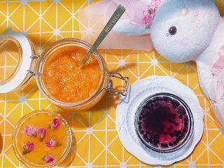 16、萌蜜小黄果的情调@@自制菇娘果酱,打算再做一罐，回赠给我妈，哈哈。不过，果酱这东西像咖啡一样，是需要有一点情调的人才欣赏的来的，老人还是吃不太习惯的。呵呵。其实做这个果酱更多的是，体会一种把美好食物长久留存的过程感，你懂的，嘻嘻