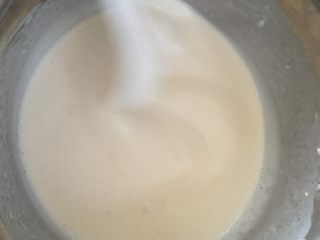 1、我叫可爱的葡萄干奶黄冰皮月饼,首先准备一个盆儿or大碗把我上面写好冰皮的制作原料三种粉 牛奶 食用油 细砂糖都倒进去 粉最好都过筛 然后你就使劲搅拌吧 直到你觉得搅均匀了为止 大概这样吧！如图