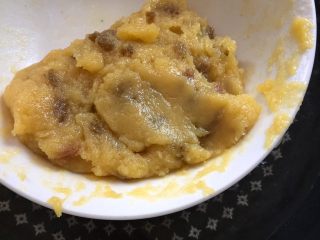 10、我叫可爱的葡萄干奶黄冰皮月饼,搅成这样 然后就可以翻放凉啦 图有点丑…原凉我吧 还是很好吃的