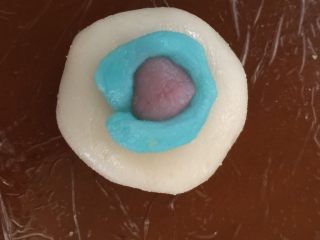 12、我叫可爱的葡萄干奶黄冰皮月饼,然后准备一点刚炒的熟糯米粉洒在模具上 免得粘住月饼出不来 然后把刚柔好的团子塞进去 一压 冰皮月饼就做好啦！！！你就可以吃啦