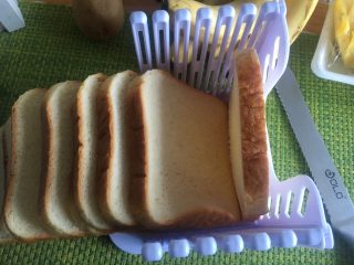 1、开放式果缤纷三明治,自己先动手做一个吐司，切均匀的片