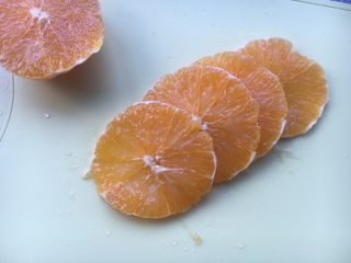 7、开放式果缤纷三明治,水果都去皮切块，每种水果都差不多的厚度