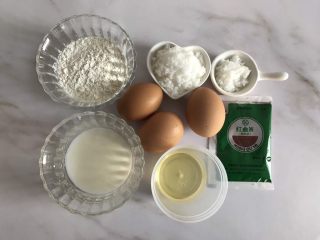 1、圣诞款红丝绒蛋糕,准备好食材