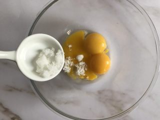 2、圣诞款红丝绒蛋糕,三个蛋黄打入碗中加入10g白砂糖