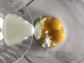 3、圣诞款红丝绒蛋糕,倒入纯牛奶