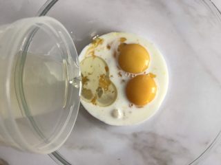 4、圣诞款红丝绒蛋糕,倒入玉米油，搅拌均匀