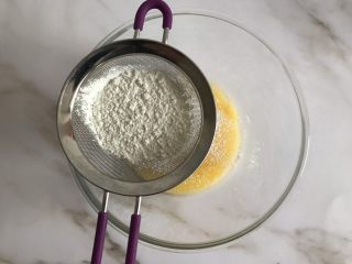 5、圣诞款红丝绒蛋糕,筛入低筋面粉
