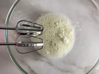 8、圣诞款红丝绒蛋糕,三个蛋清用电动打蛋器打散，加入10g白砂糖，继续打发