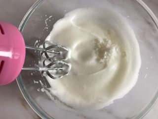 9、圣诞款红丝绒蛋糕,打至细腻加入第二次10g白砂糖，继续打发