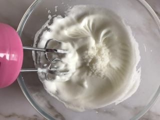 10、圣诞款红丝绒蛋糕,打至出现纹路加入第三次10g白砂糖，继续打发