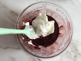 12、圣诞款红丝绒蛋糕,取三分之一蛋白糊加入蛋黄糊中，上下翻拌均匀