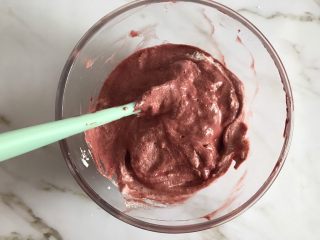 14、圣诞款红丝绒蛋糕,上下翻拌均匀