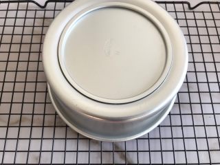 16、圣诞款红丝绒蛋糕,出炉倒扣晾凉