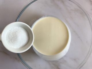 17、圣诞款红丝绒蛋糕,100g淡奶油加入8g白砂糖打发