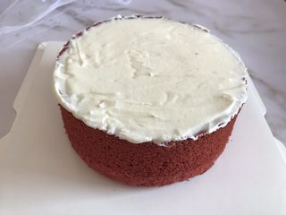 19、圣诞款红丝绒蛋糕,先均匀的涂抹在蛋糕表面