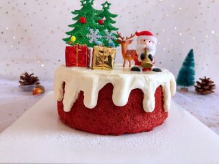 21、圣诞款红丝绒蛋糕,插上装饰即可
